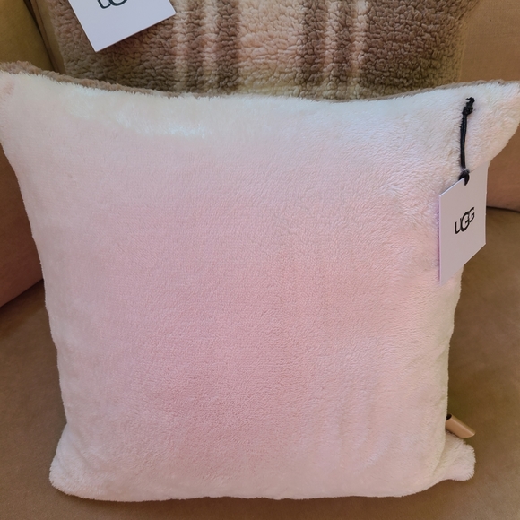 UGG PILLOW✨️HOST PICK✨️ - Picture 9 of 10